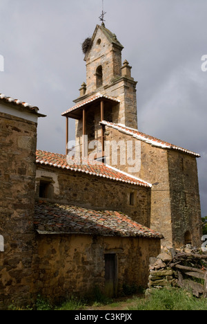 Edifici rustici lungo il percorso del pellegrinaggio, Camino de Santiago, Spagna settentrionale Foto Stock