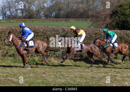 Tre cavalieri e cavalli AL PUNTO A PUNTO IN HOWICK CHEPSTOW Wales UK Foto Stock