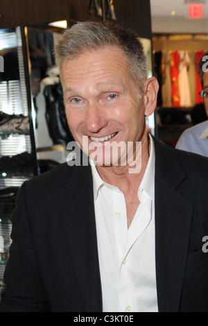 Armani Exchange CEO Harlan Bratcher Armani Exchange South Beach apertura dello store e cerimonia del taglio del nastro per svelare la sua Foto stock Alamy