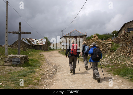 Gli escursionisti a piedi lungo il percorso del pellegrinaggio, Camino de Santiago, Spagna settentrionale Foto Stock