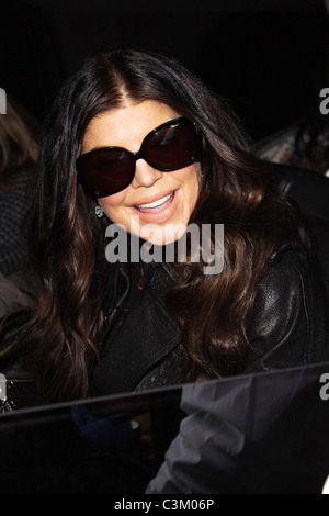 Fergie, aka Stacy Ferguson, firma autografi per i fan come lei lascia ABC studios di Manhattan a New York City, Stati Uniti d'America - 15.12.09 Foto Stock