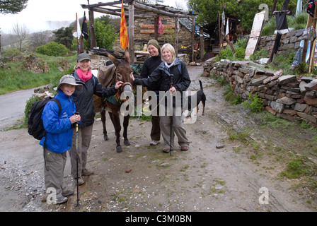 Un asino e turisti sul percorso del pellegrinaggio in Manjarin, Camino de Santiago, Spagna settentrionale Foto Stock