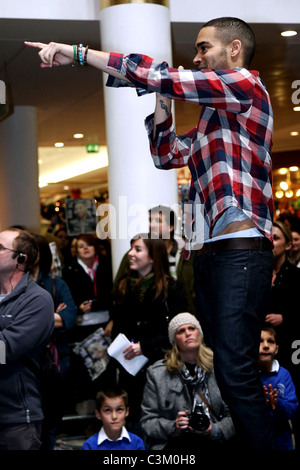 Danyl Johnson detiene un concerto gratuito presso il Broad Street Mall nella sua città natale di lettura, Inghilterra - 15.12.09 Shaun Bailey/ Foto Stock