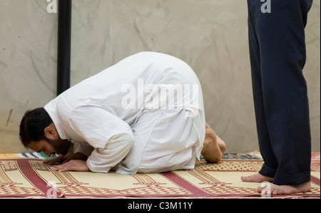 La preghiera del venerdì al Abubakr Siddiq Centro Islamico di Cambridge, Regno Unito Foto Stock