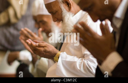 La preghiera del venerdì al Abubakr Siddiq Centro Islamico di Cambridge, Regno Unito Foto Stock