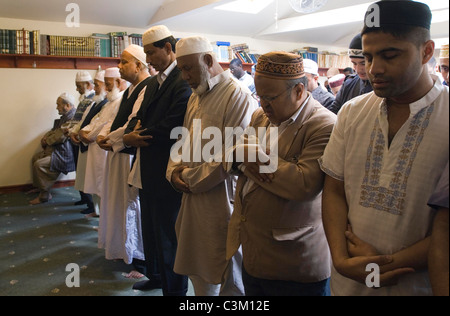 La preghiera del venerdì al Abubakr Siddiq Centro Islamico di Cambridge, Regno Unito Foto Stock