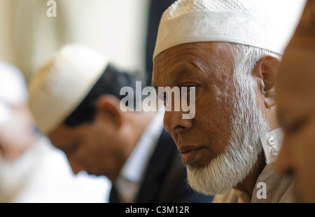 La preghiera del venerdì al Abubakr Siddiq Centro Islamico di Cambridge, Regno Unito Foto Stock