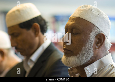 La preghiera del venerdì al Abubakr Siddiq Centro Islamico di Cambridge, Regno Unito Foto Stock