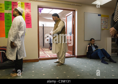 La preghiera del venerdì al Abubakr Siddiq Centro Islamico di Cambridge, Regno Unito Foto Stock