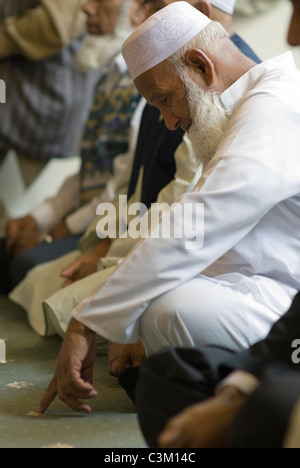 La preghiera del venerdì al Abubakr Siddiq Centro Islamico di Cambridge, Regno Unito Foto Stock