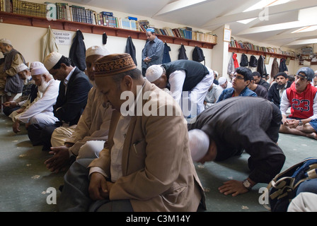 La preghiera del venerdì al Abubakr Siddiq Centro Islamico di Cambridge, Regno Unito Foto Stock