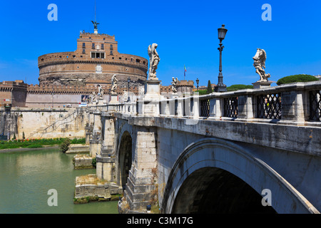 Vista del famoso Sant Angelo il castello e il ponte sul fiume Tevere a Roma, Italia. Foto Stock
