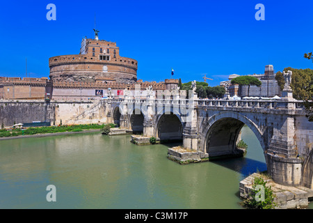 Vista del famoso Sant Angelo il castello e il ponte sul fiume Tevere a Roma, Italia. Foto Stock