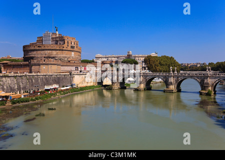Vista del famoso Sant Angelo il castello e il ponte sul fiume Tevere a Roma, Italia. Foto Stock