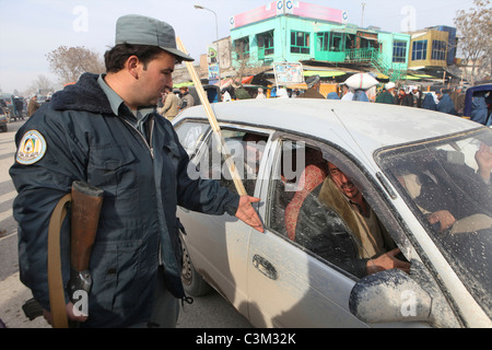 Polizia afgana alla ricerca di terroristi in Kunduz. Foto Stock