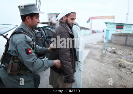 Polizia afgana alla ricerca di terroristi in Kunduz. Foto Stock