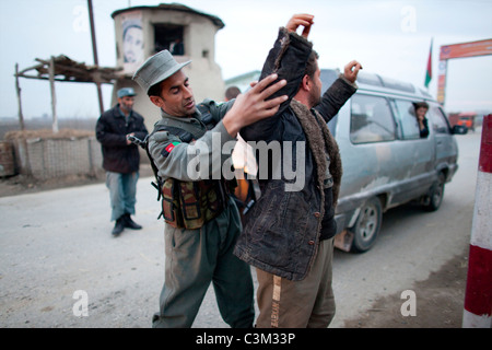 Polizia afgana alla ricerca di terroristi in Kunduz. Foto Stock