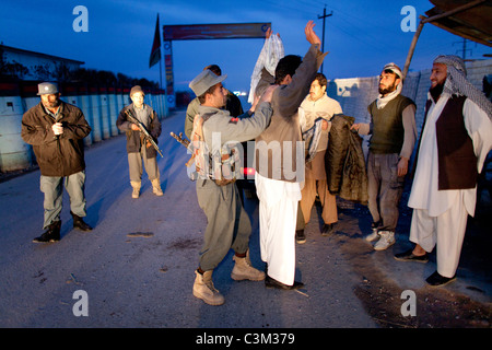 Polizia afgana alla ricerca di terroristi in Kunduz. Foto Stock