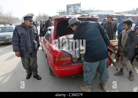 Polizia afgana alla ricerca di terroristi in Kunduz. Foto Stock