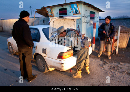 Polizia afgana alla ricerca di terroristi in Kunduz. Foto Stock