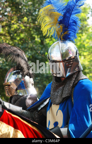 Cavaliere in armatura scintillante a cavallo durante la rievocazione medievale a tamworth nel Regno Unito Foto Stock