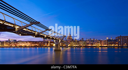 Vista del Millennium bridge attraverso il fiume Tamigi guardando la Cattedrale di St Paul Foto Stock