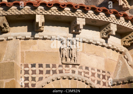 Incisione di segni zodiacali nella chiesa romanica di Saint-Austremoine , Issoire, Puy de Dome, Auvergne-Rhone-Alpes, Francia, Europa Foto Stock