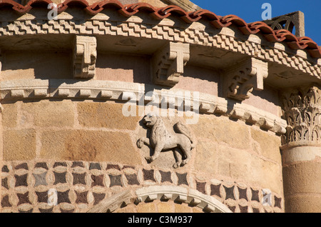 Incisione di segni zodiacali nella chiesa romanica di Saint-Austremoine , Issoire, Puy de Dome, Auvergne-Rhone-Alpes, Francia, Europa Foto Stock