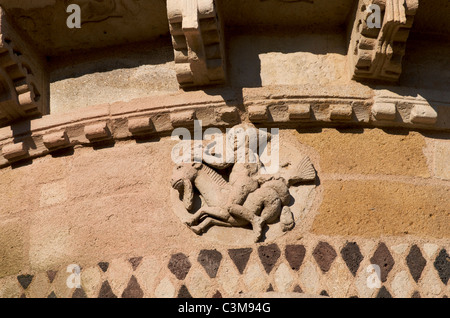 Incisione di segni zodiacali nella chiesa romanica di Saint-Austremoine , Issoire, Puy de Dome, Auvergne-Rhone-Alpes, Francia, Europa Foto Stock