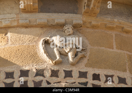 Incisione di segni zodiacali nella chiesa romanica di Saint-Austremoine , Issoire, Puy de Dome, Auvergne-Rhone-Alpes, Francia, Europa Foto Stock