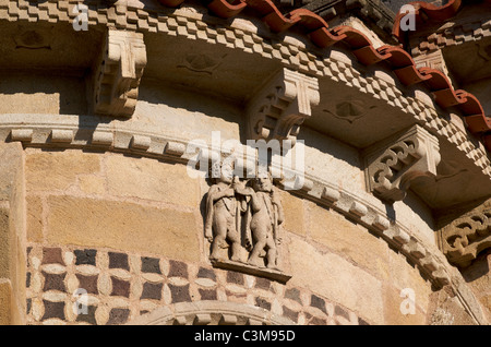 Incisione di segni zodiacali nella chiesa romanica di Saint-Austremoine , Issoire, Puy de Dome, Auvergne-Rhone-Alpes, Francia, Europa Foto Stock