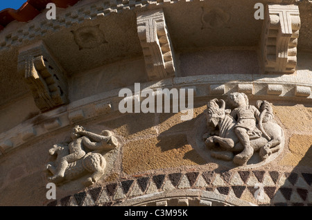 Incisione di segni zodiacali nella chiesa romanica di Saint-Austremoine , Issoire, Puy de Dome, Auvergne-Rhone-Alpes, Francia, Europa Foto Stock