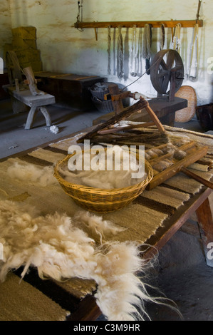 Antiquariato tradizionale di lana di pecora e la tessitura, presentano la missione Purisma State Historical Park, nei pressi di Lompoc, California Foto Stock