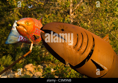 Metallo sculture arte dei nativi americani salmone motif El Capitan Canyon Resort, vicino a Santa Barbara in California Foto Stock