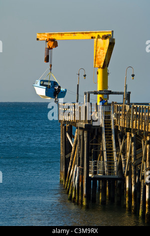 Il lancio di una piccola imbarcazione a motore dal molo Gaviota Beach State Park, vicino a Santa Barbara in California Foto Stock