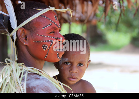 La madre e il bambino dal fiume Karawari Area che è un affluente del Sepik Foto Stock