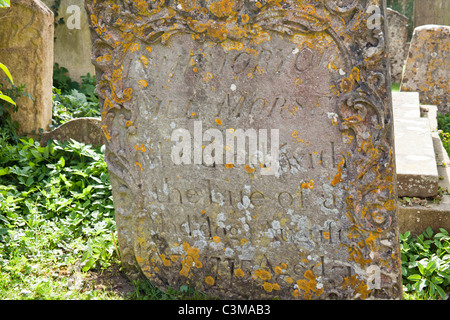 Grave in un Cotswold sagrato di sarà invecchiato morse 31 che 'died con il morso di un Mad Dog' nel 1775, Northleach, Gloucestershire Foto Stock