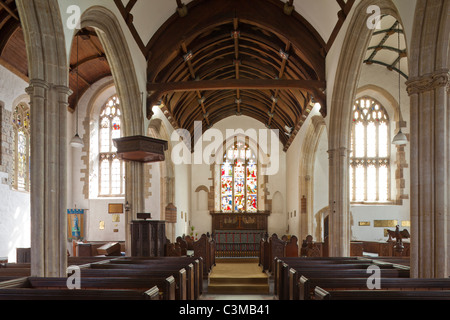 L'interno della Chiesa di Tutti i Santi nel villaggio di Exmoor di Selworthy, Somerset, Inghilterra, Regno Unito Foto Stock