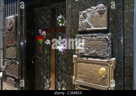 Targa di bronzo marcatura Eva Peron mausoleo nella Recoleta cimitero, Buenos Aires, Argentina. Foto Stock