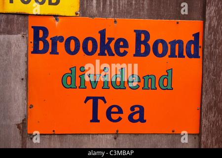 Il vecchio segno di pubblicità per Brooke Bond dividendo il tè Foto Stock