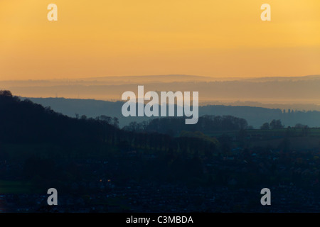 Tramonto a cadere su di Oldbury centrale nucleare visto dal Costwolds attraverso l'intervento comune di Dursley, Gloucestershire Foto Stock