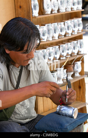 Argento smith la fabbricazione di coppe di bere mate in Buenos Aires, Argentina. Foto Stock