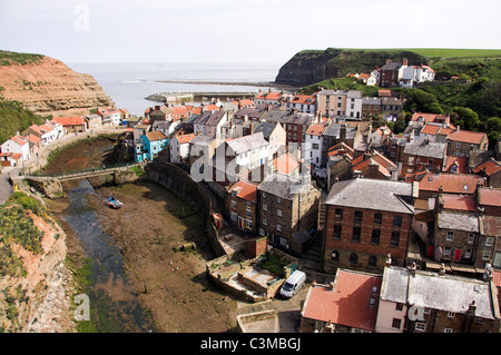 Staithes Beck, estuario del piccolo villaggio di pescatori di Staithes, North Yorkshire, Inghilterra, Regno Unito Foto Stock