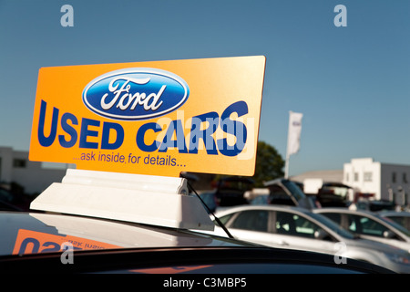 Ford auto usate di segno a Marshalls di seconda mano concessionaria auto, Cambridge, Regno Unito Foto Stock