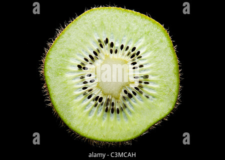 Macro di sottili fette di kiwi su sfondo nero Foto Stock