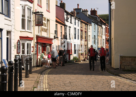 Stretta viuzza acciottolata nel villaggio di pescatori di Staithes, North Yorkshire, Inghilterra, Regno Unito Foto Stock