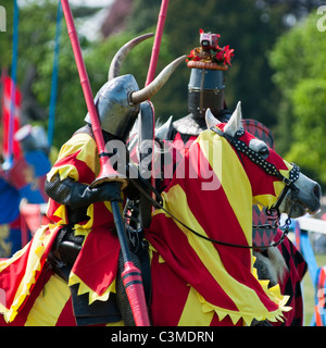 Due cavalieri medievali in una giostra del torneo al palazzo di Blenheim, Oxfordshire, Regno Unito Foto Stock