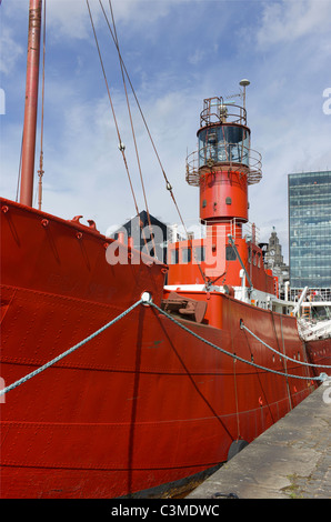 Il rosso lightship pianeta ormeggiato a Liverpool Albert Dock. Foto Stock