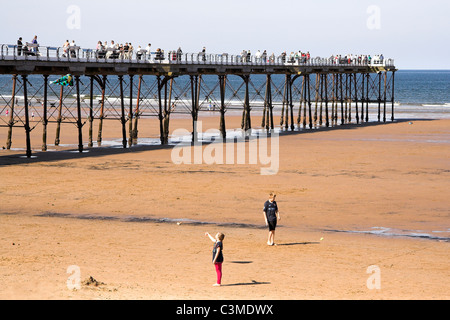 Saltburn Pier, pieno di turisti, Cambs, North Yorkshire, Inghilterra, Regno Unito Foto Stock