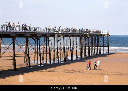 Saltburn Pier, pieno di turisti, Cambs, North Yorkshire, Inghilterra, Regno Unito Foto Stock